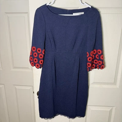 Vestido recto Trina Turk para mujer talla 4 azul marino elástico manga 3/4 bordado ojales Foto 1 de 4