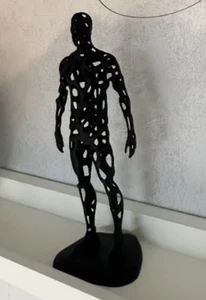 Statua uomo forata moderna 3D in resina nera grigia bianca arte astratta - Imagen 1 de 5
