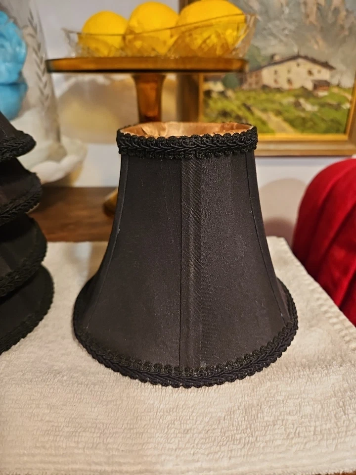 Cinco pantallas de lámpara tipo araña negras con forro de tela dorada Foto 1 de 4