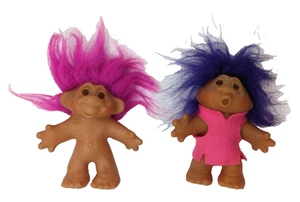 2 - Vintage 1986 Thomas Dam ~ lila Haare, rosa Filz Kleid Troll Puppe 5 Zoll - Bild 1 von 3