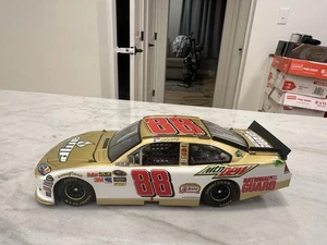 DANNEGGIATO/NO BOX Dale Earnhardt Jr 2011 Amplificatore Oro Bristol 50° Nascar 1/24 Diecast - Foto 1 di 5