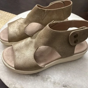 Johnston & Murphy Sandals 8.5M Metallic Gold  Leather Gently Worn Nice Quality - Picture 1 of 9