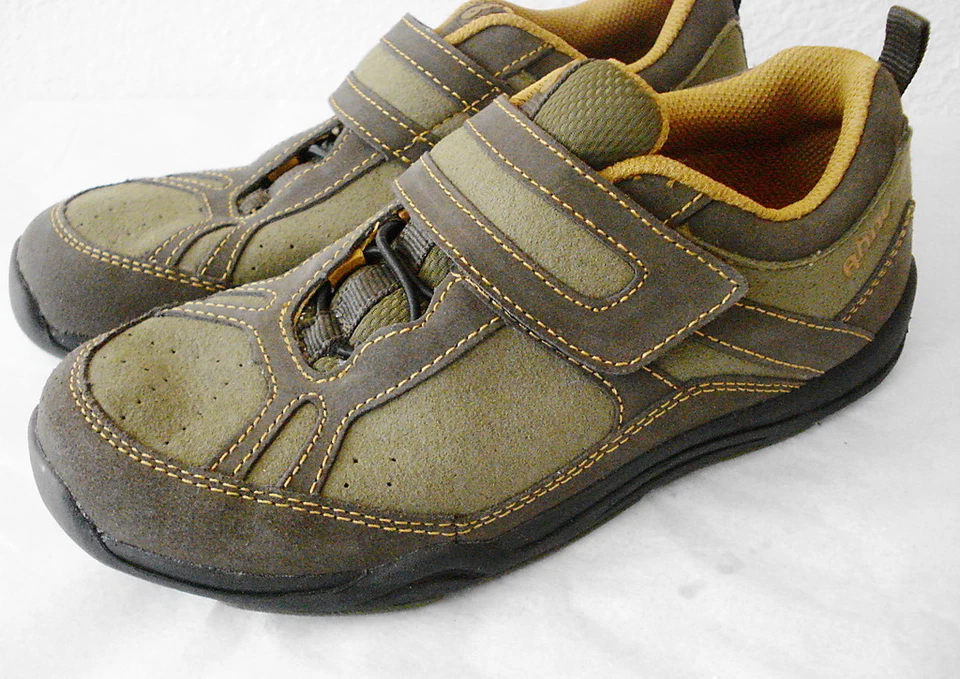 AHNU 青少年尺码 US 3M EUR 34 绿色和棕色橡胶皮革牛津步行鞋  — 第 1/4 张图片