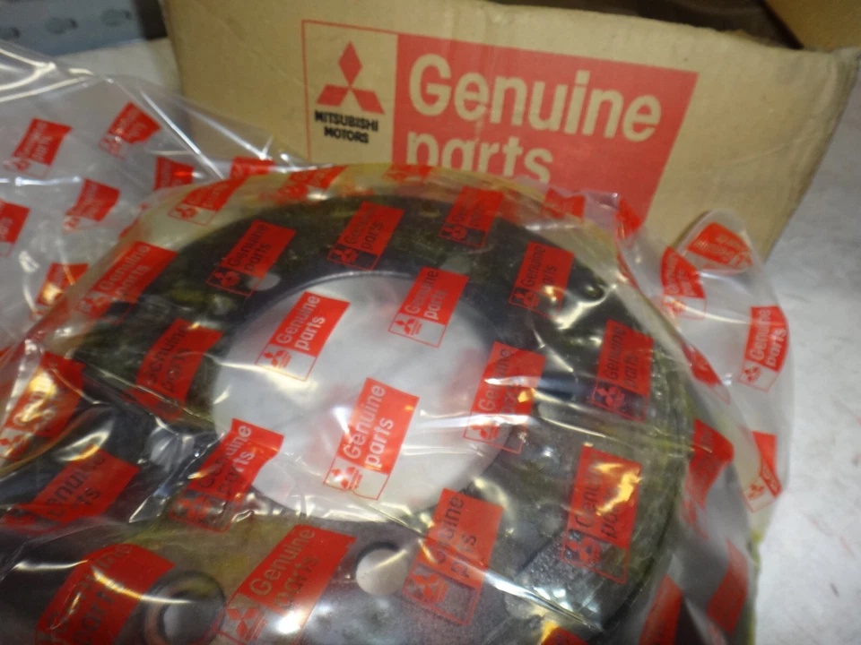 Pair Genuine Mitsubishi Rear Brake Rotors Discs For Mitsubishi Diamante AW351057 - Image 1 of 1