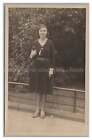 junge Frau im schwarzem Kleid - Kopfbedeckung Handtasche - Altes Foto 1930er