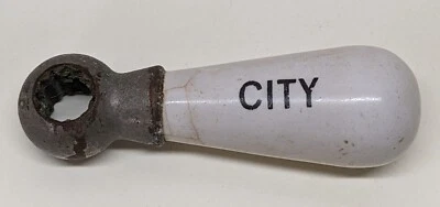 Antigua palanca de viaje vintage de tanque de inodoro con mango de prensa de níquel de porcelana City Foto 1 de 4