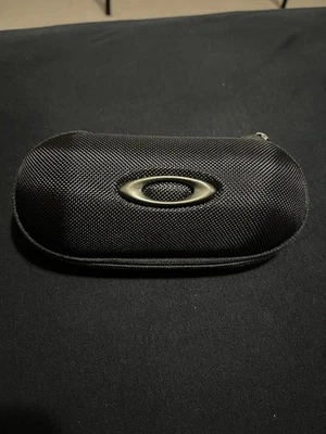 Gafas de sol Oakley retro con logotipo grande estuche rígido con cremallera Foto 1 de 4