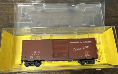 Kadee Cars HO RTR #5220 40’ PS-1 Boxcar - L&N Dixie Line #7424 Pro-Weathered! - Image 1 of 4