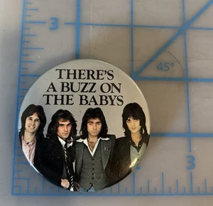 There's A Buzz On ~ The Babys Pinback Button Vintage Original 2.25” ¡Bonito! - Imagen 1 de 2