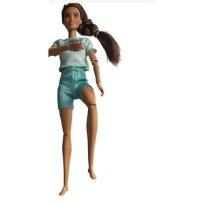 Barbie bambola Mattel 2020 capelli castani articolati vestito verde acqua senza scarpe - Foto 1 di 7