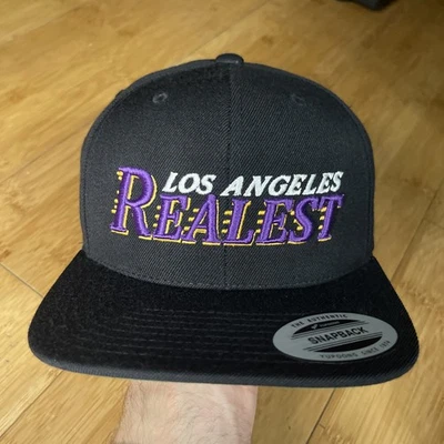 Chapéu Snapback Los Angeles Realest LA Script Sports Roxo/Dourado Preto Lã NBA EUC - Imagem 1 de 4