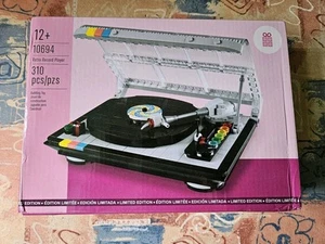 building blocks Classic/Retro Record Player 1000pcs. Vinyl LP Player. - Picture 1 of 8