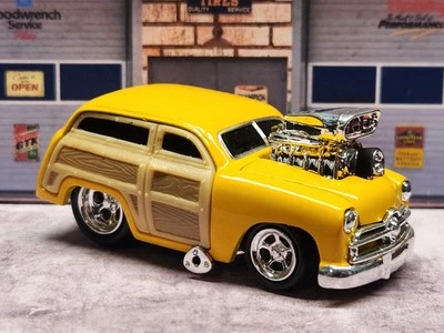 Máquinas musculares Funline escala 1:64 • Ford Woody 1950 amarillo [suelto] Foto 1 de 4