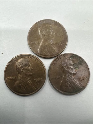 (2) 1982 No Mint Mark Penny Coin (1) has a D - Image 1 of 4