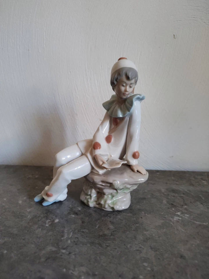 Figurine En Céramique Pierrot Arlequin Lisant Un Livre. NAO Fait Main En Espagne - Photo 1/4