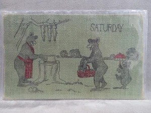 Postal tejida vintage humor 3 osos haciendo picnic el sábado - Imagen 1 de 2