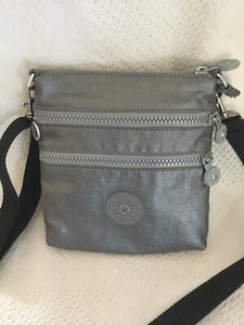 Las mejores ofertas en Bolsos y carteras Kipling Metal Plateado para Mujer  | eBay