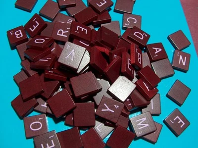 Lote de 100 Azulejos Scrabble Granate Borgoña con Bolsa Para Manualidades / Piezas de Repuesto Foto 1 de 4