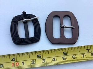 VECCHIO RETRÒ VINTAGE sarte insolito x 2 piccolo NERO MARRONE ABITO CINTURA FIBBIE - Foto 1 di 7