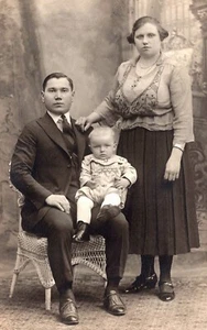 WELL DRESSED YOUNG COUPLE AND THEIR CHILD : REAL PHOTO POSTCARD - Picture 1 of 3
