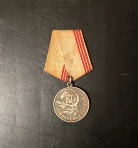 VINTAGE SOVIET UNION RUSSIAN MEDAL VETERAN OF LABOUR - USSR ORIGINAL - Picture 1 of 2