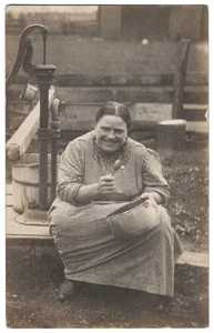 Mujer colono pobre de la pobreza 1910 con bomba de agua, cuchara y cuenco - FOTO REAL - Imagen 1 de 2