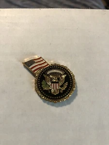 Hat Lapel Pin US Presidential Seal with Flag (R404) 1in Tall - Picture 1 of 3