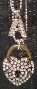 Original Betsey Johnson Messing Strass Herz mit Buchstabe "A" Halskette, gebraucht - Bild 1 von 8