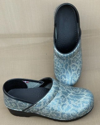 ZUECOS DE CUERO SANITA ENFERMERA MÉDICA MUJER ANIMAL PRINT TALLA 37 US6.5-7 PLATEADOS Foto 1 de 4