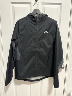 Jaqueta de chuva Nike Trail Storm-Fit ADV Cosmic Peaks preta FZ1084-010 tamanho pequeno - Imagem 1 de 4