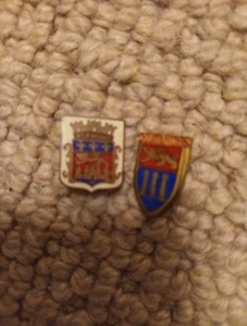 Retro Vintage 2 x Konvolut Französische Emaille Pin Abzeichen Bordeaux Coutances Motor Auto  - Bild 1 von 3