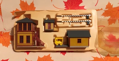 Yellow Trackside Structures with Gates.  NOS Like New,  Only Packaging Damaged - Image 1 of 4