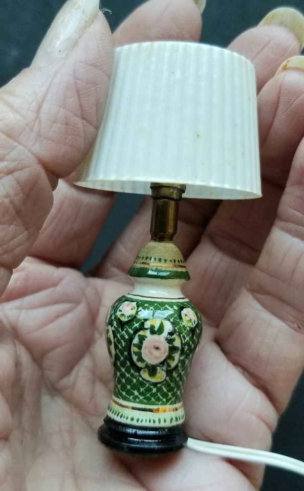 LÁMPARA DE MESA DE PORCELANA EN FORMA DE TARRO DE JENGIBRE VERDE ARTESANAL CASA DE MUÑECAS 12V Foto 1 de 4
