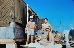 US GI's/USAF Airmen w/Budweiser & Schlitz Beer Cans on Base: 1950's 35mm Slide - Bild 1 von 4