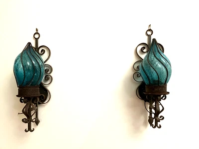 Par de apliques de pared de hierro forjado vintage/antiguos pantallas de vidrio azul enjaulado Foto 1 de 4