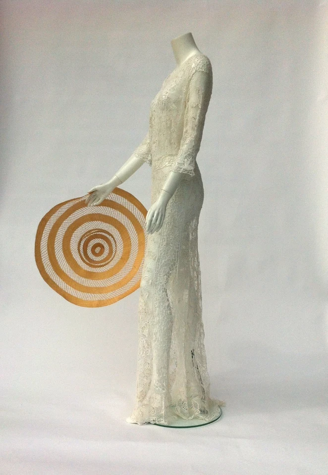 Robe longue en dentelle blanche faite main vers 1900 - Photo 1/4