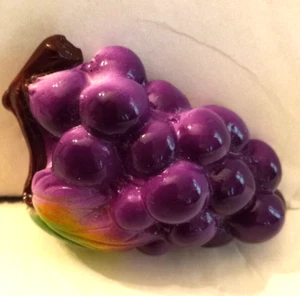 VINTAGE PLASTIC PENCIL SHARPENER GRAPE DESIGN - Picture 1 of 2