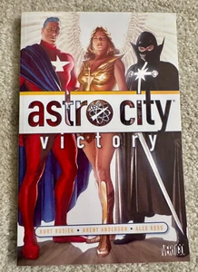 Astro City Victory Kurt Busiek Alex Ross TPB Vertigo 7-10 & A Vsitor's Guide - Picture 1 of 3