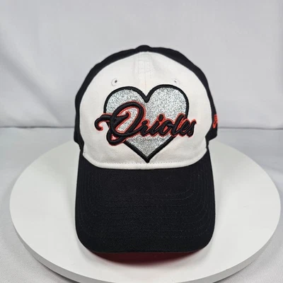 Gorra de béisbol Baltimore Orioles corazón brillo New Era 9TWENTY para mujer negra blanca Foto 1 de 4