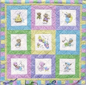 Cuddle Buddies Quilt- und Latzmuster mit Stickerei-Transfers zum Aufbügeln - Bild 1 von 2