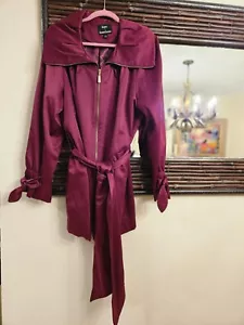 DENNIS By DENNIS BASSO Trench Zip Jacke Peter Pan Kragen Burgund Satin Gr. Lrg - Bild 1 von 19