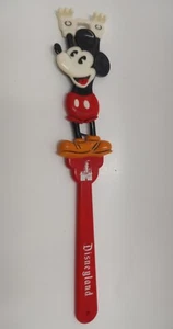 Vintage Walt Disney Classic Disneyland Mickey Mouse Rückenkratzer rot - Bild 1 von 3