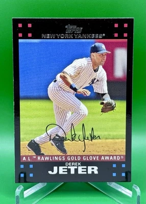 Guante de Oro 2007 Topps Derek Jeter #301 Salón de la fama Yankees de Nueva York Foto 1 de 2