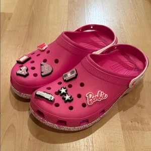 Zapatillas Barbie Crocs con Dijes Divertidos M 13 - Imagen 1 de 7