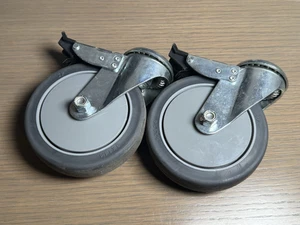 Ruedas traseras Invacare Reliant 450 elevación de paciente ruedas 5 X 1-1/4 con frenos - Imagen 1 de 4