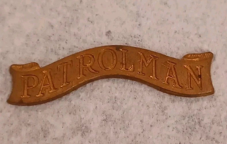 Estampado antiguo vintage de latón de patrullero con respaldo plano Foto 1 de 3