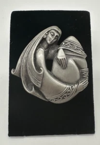 JJ Jonette Frau sitzend Southwestern Zinn Brosche Anstecknadel signiert - Bild 1 von 2