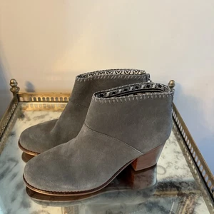 TOMS Zapatos Mujer Talla 7.5 Gris Gamuza Botines Tacón Bloque Tobillo Cremallera Detalle Borla - Imagen 1 de 8