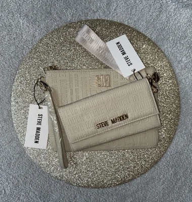 Cartera Steve Madden con asa con logotipo en relieve 8" x 4” Y muñeca 9,5" x 7" avena Foto 1 de 4