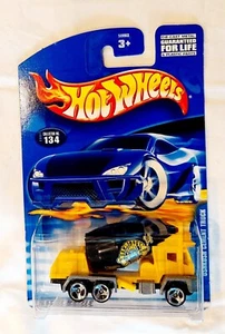 Camión de cemento Hot Wheels Oshkosh 2001 amarillo, tarjeta de concreto construida #134 - Imagen 1 de 5